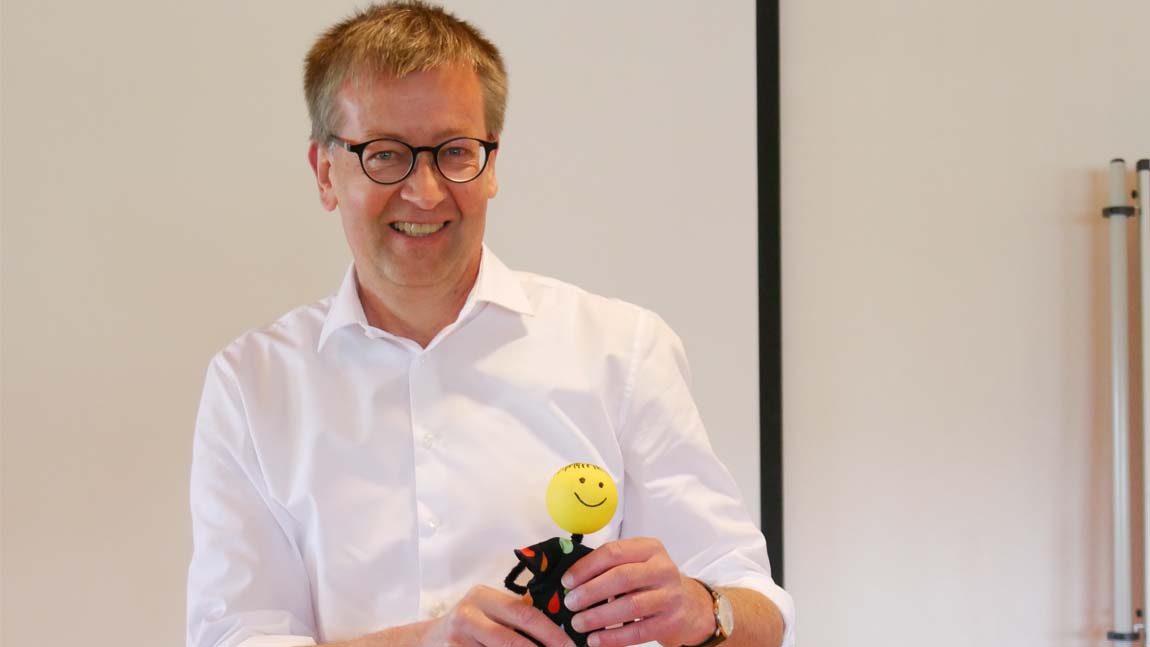 Burkhard Blienert, der Sucht- und Drogenbeauftragte der Bundesregierung, unterstützt Suchtprävention mit Klasse2000 Burkhard Blienert, Drogenbeauftragter der Bundesregierung, hält einen KLARO in der Hand