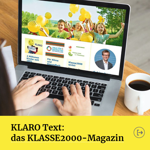 der Bildschirm eines Laptops zeigt das digitale Magazin KLARO Text 
