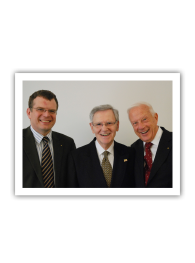Dr. Siegfried Grillmeyer, Dr. Pàl L. Bölcskei und Hartmut C. Hentschel Drei Herren mit Anzug und Krawatte schauen lächelnd in die Kamera
