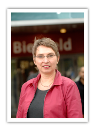 Klasse2000 wirkt positiv auf Ernährung und Bewegung Eine blonde Frau mit kurzen Haaren, Brille und einer roten Jacke lächelt in die Kamera