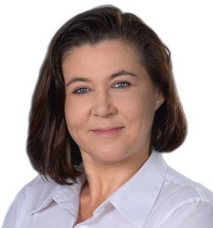 Sigrid Reinl Porträt vor weißem Hintergrund, von einer Frau mit dunklen, schulterlangen Haaren und weißer Bluse, die über ihre linke Schulter in die Kamera lächelt.