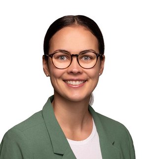 Christina Müller Porträt vor weißem Hintergrund, von einer Frau mit langen zum Zopf gebundenen braunen Haaren, Brille, weißem T-Shirt mit grünem Blazer, die in die Kamera lächelt.