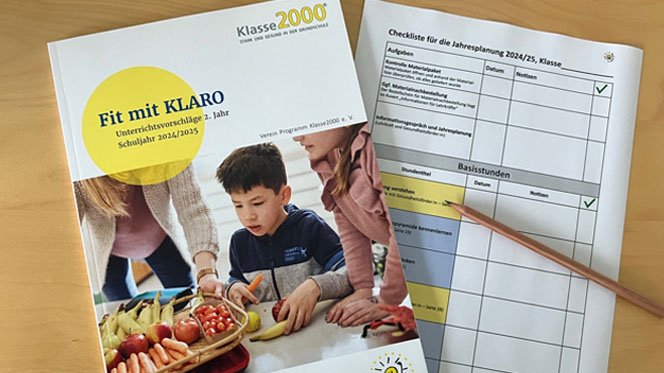 Der Unterrichtsvorschlag der 1. Jahrgansstufe, der Planungsbogen und ein Bleistift liegen auf einem Tisch. 